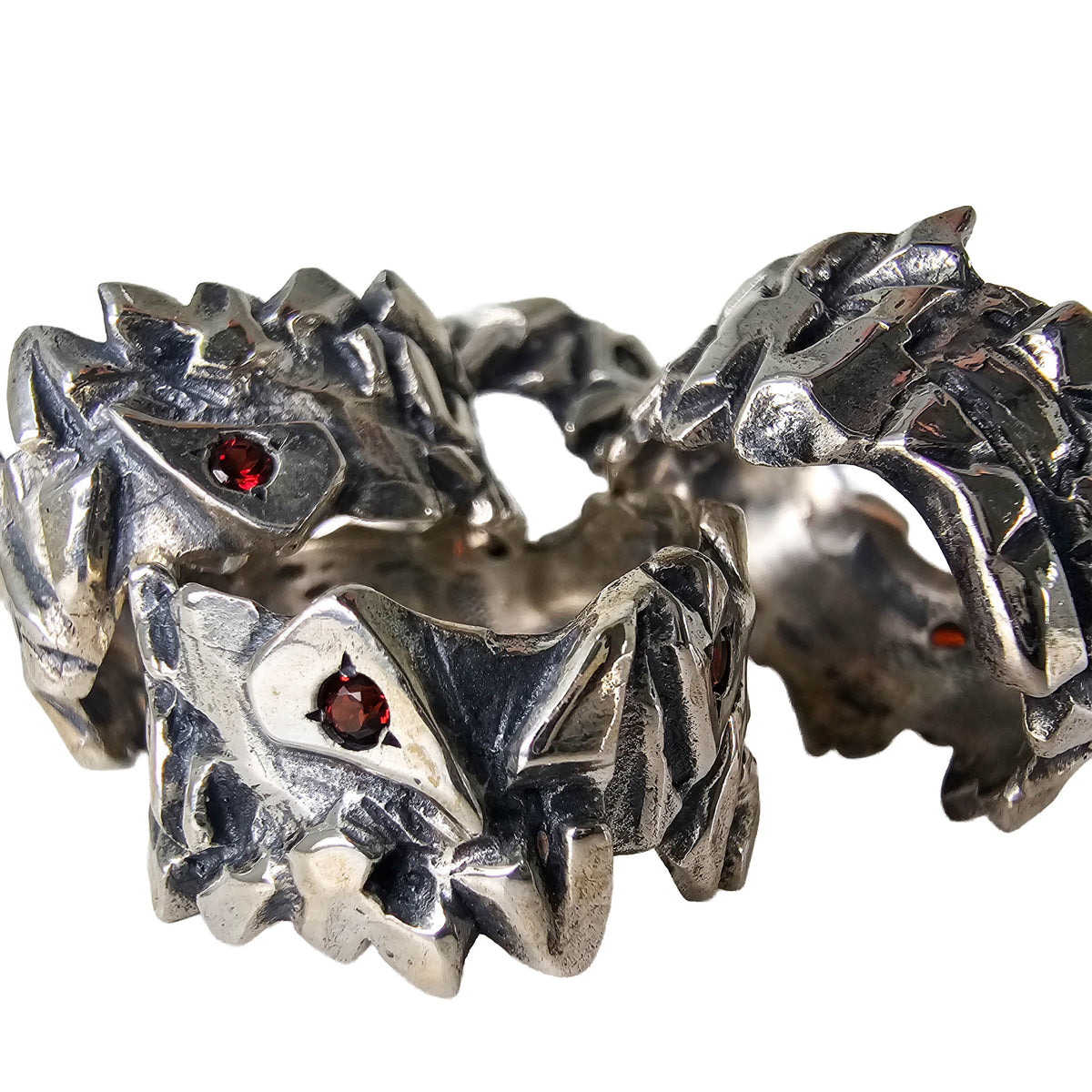 Auriga free flow ring with Garnet.