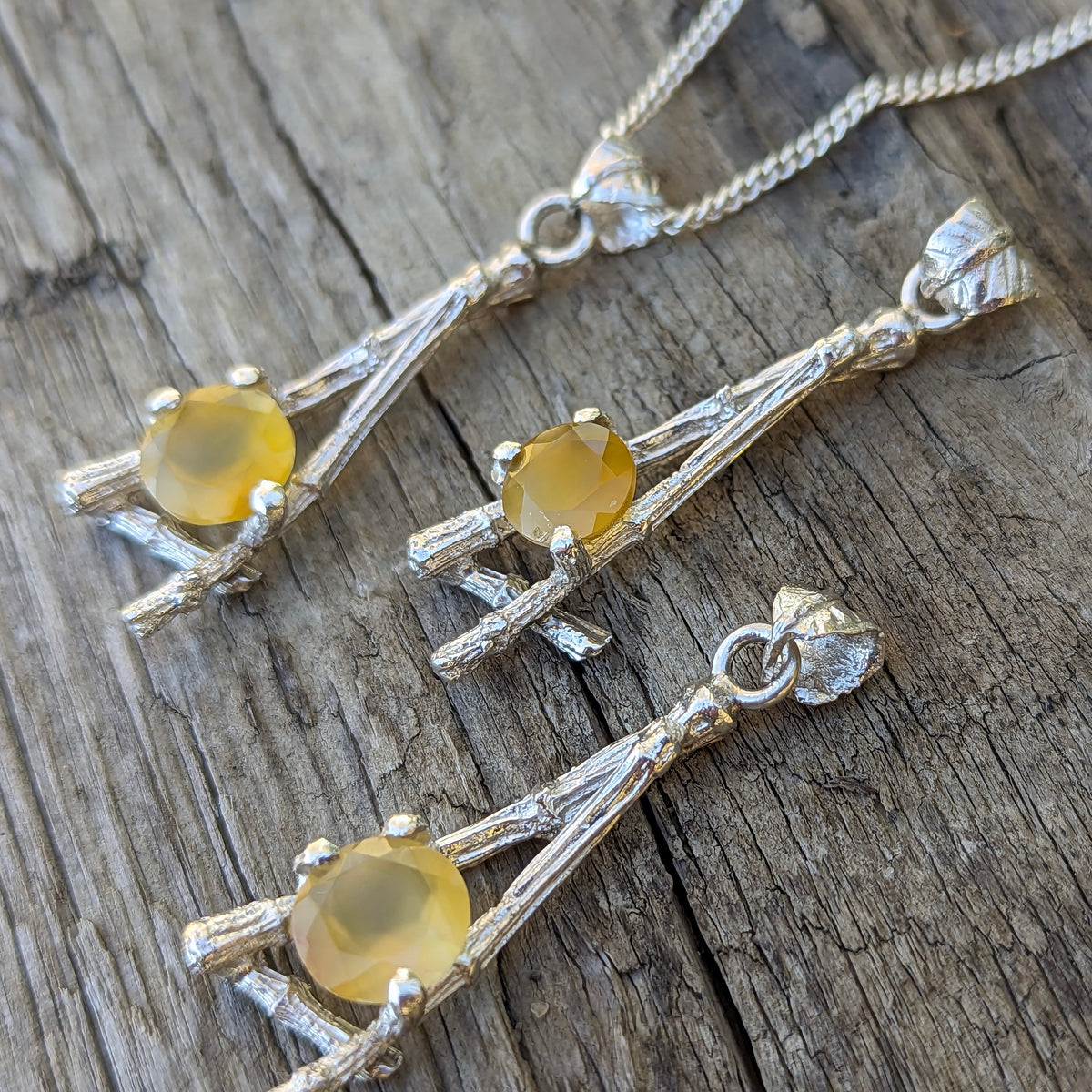 Twig and BC agate pendant: close view of agate settings
