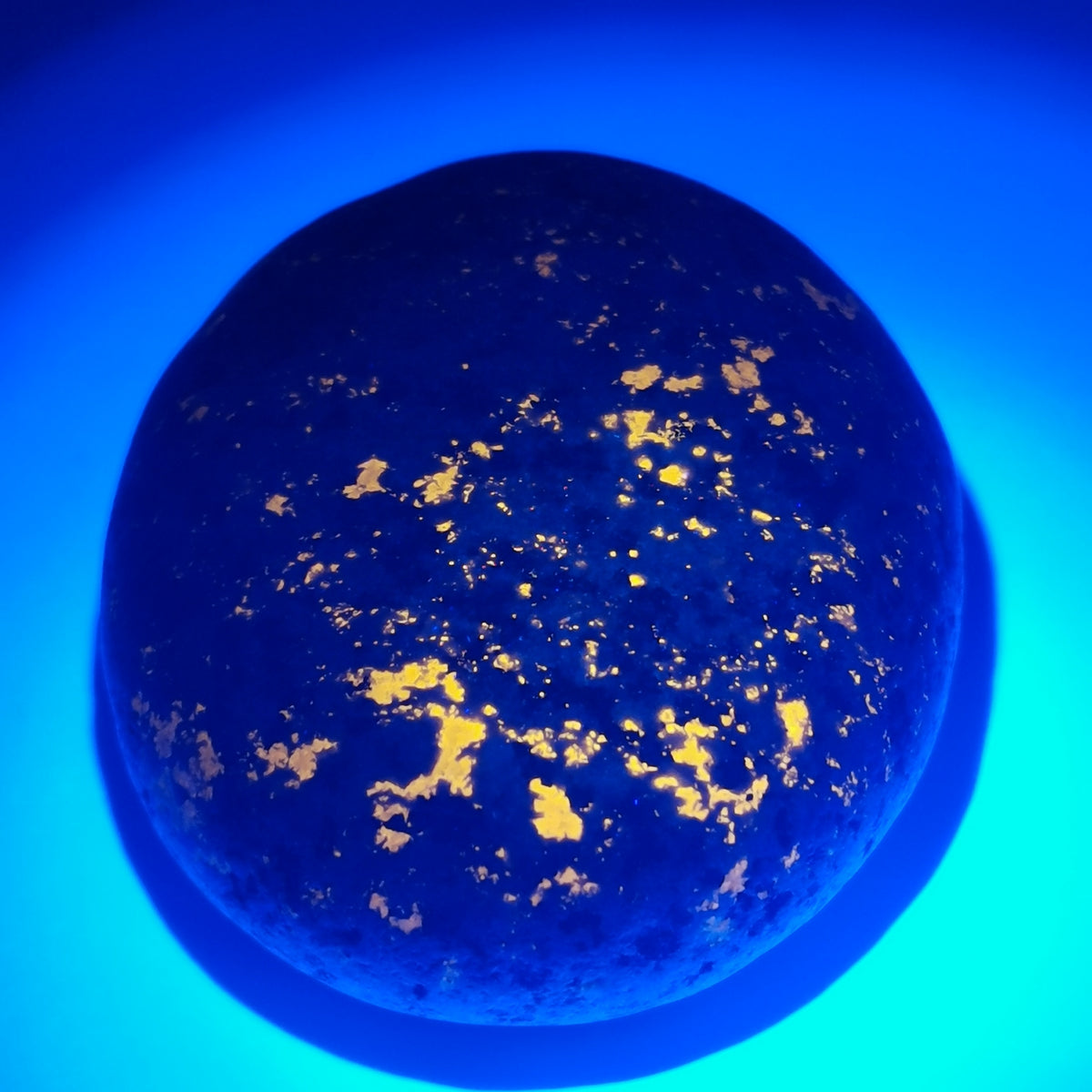 Yooperlite from Michigan – stone glowing under UV light