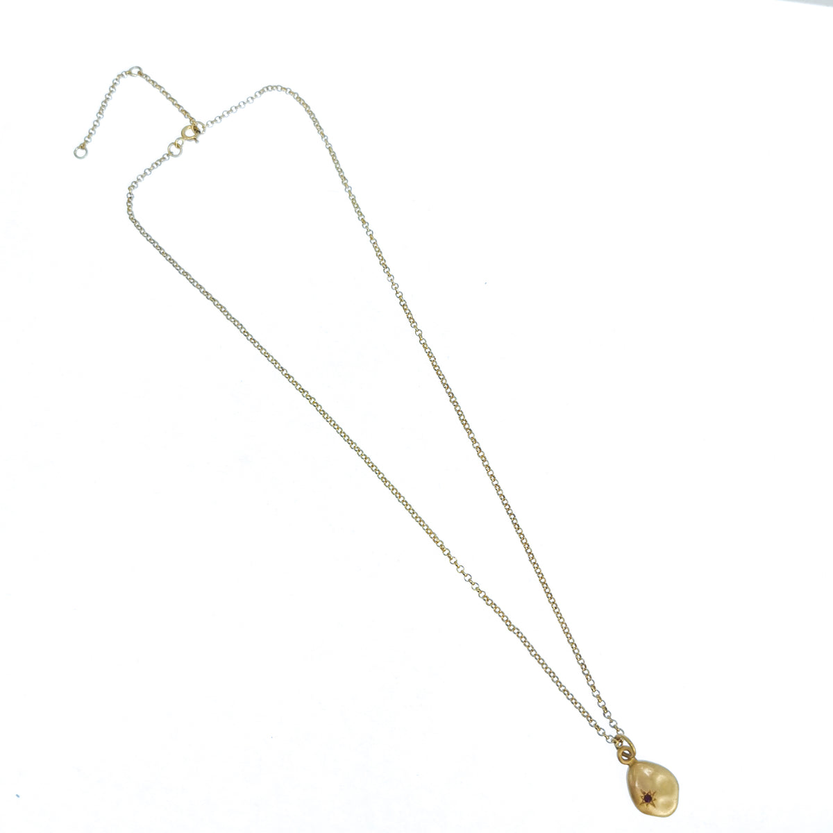 10kt gold plated nugget pendant: chain laid out