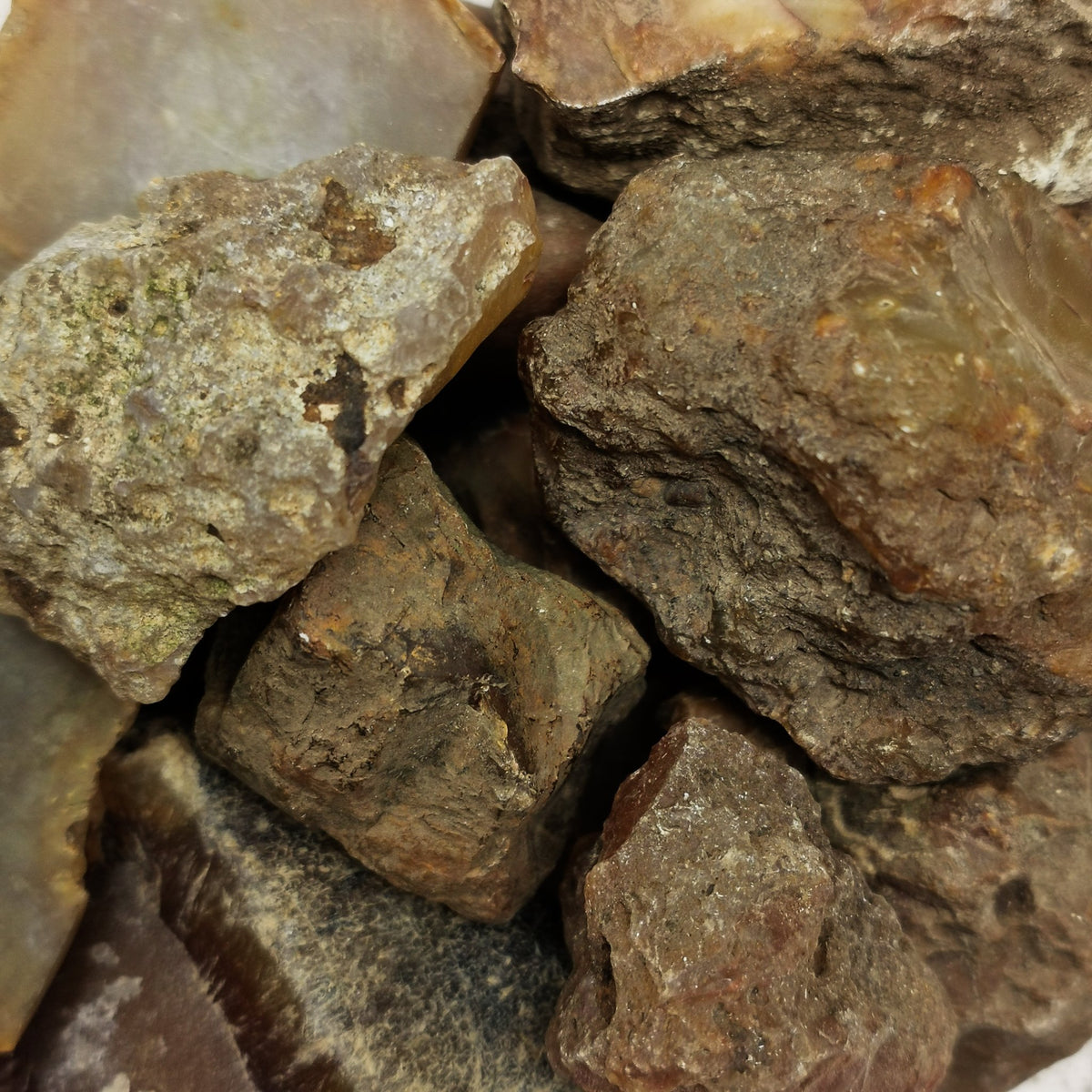 Carnelian rough from Oregon – close-up of weathered pieces