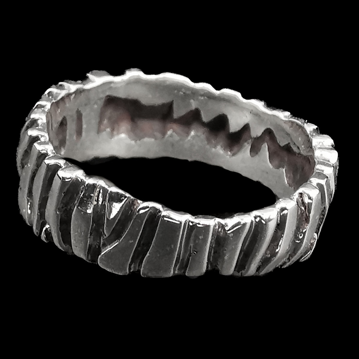 Zebra ring in sterling silver with 5 diamonds.