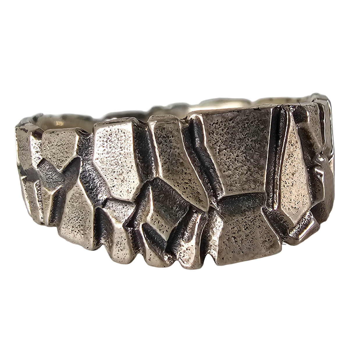 Anahit organic ring: close view of carved channels
