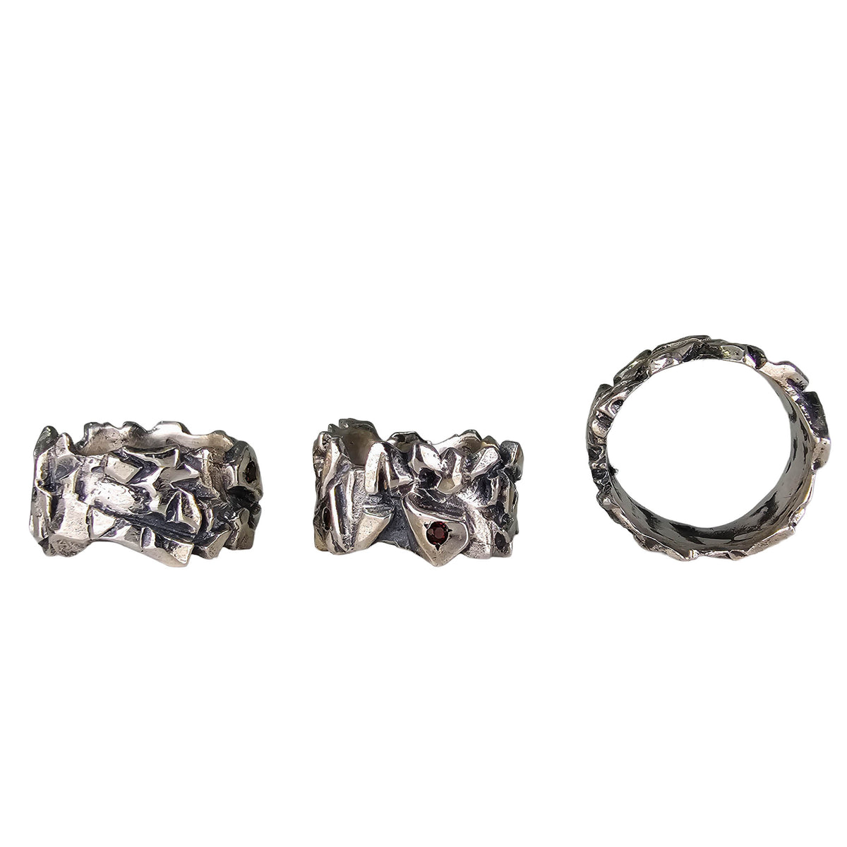 Auriga free flow ring with Garnet.