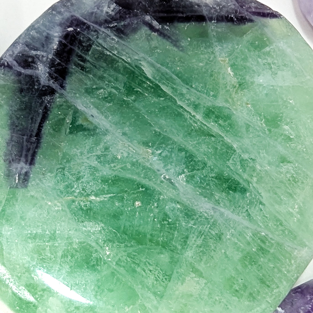 Large fluorite flat tumble from China – close-up of green layers