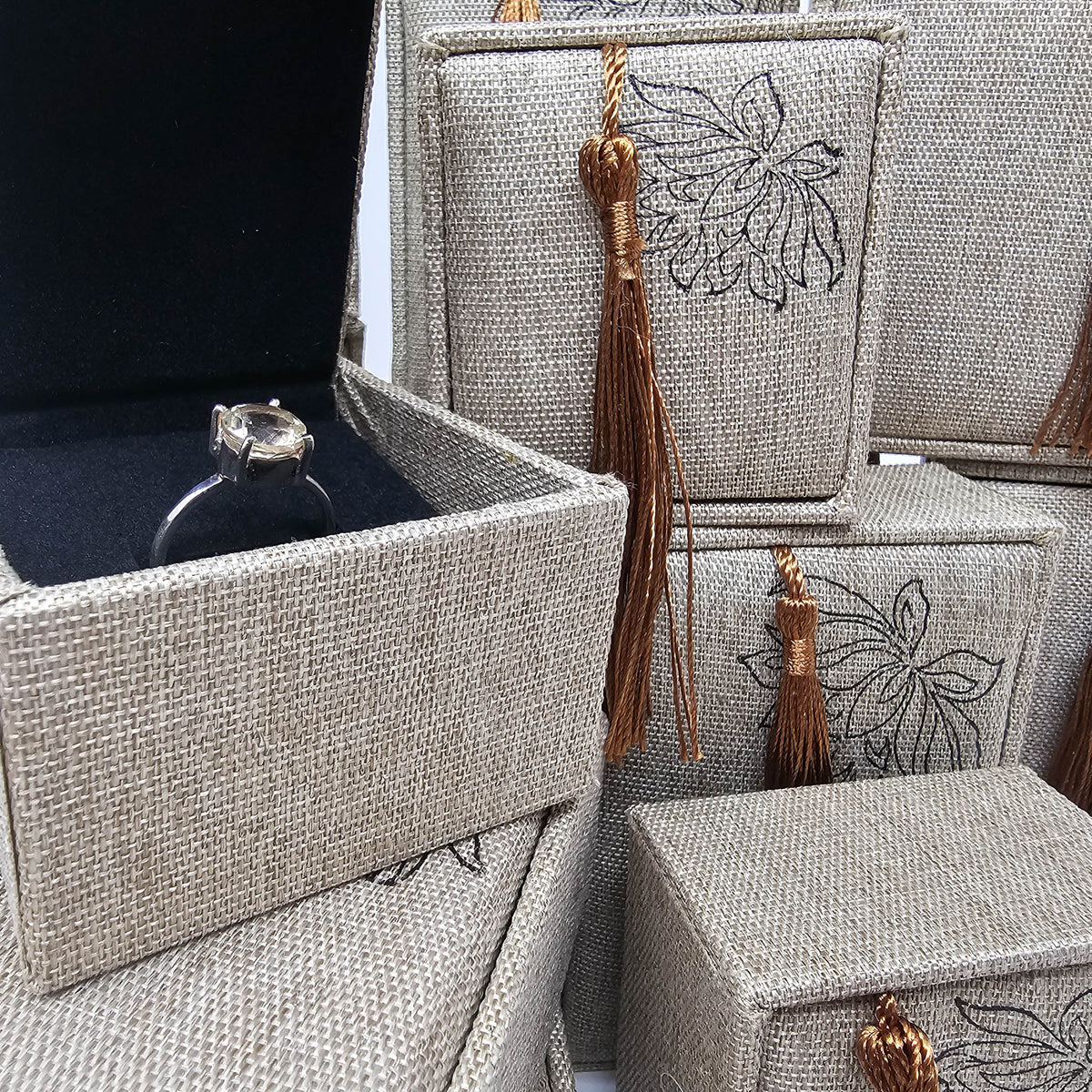 Linen Jewelry Box with Tassle - China