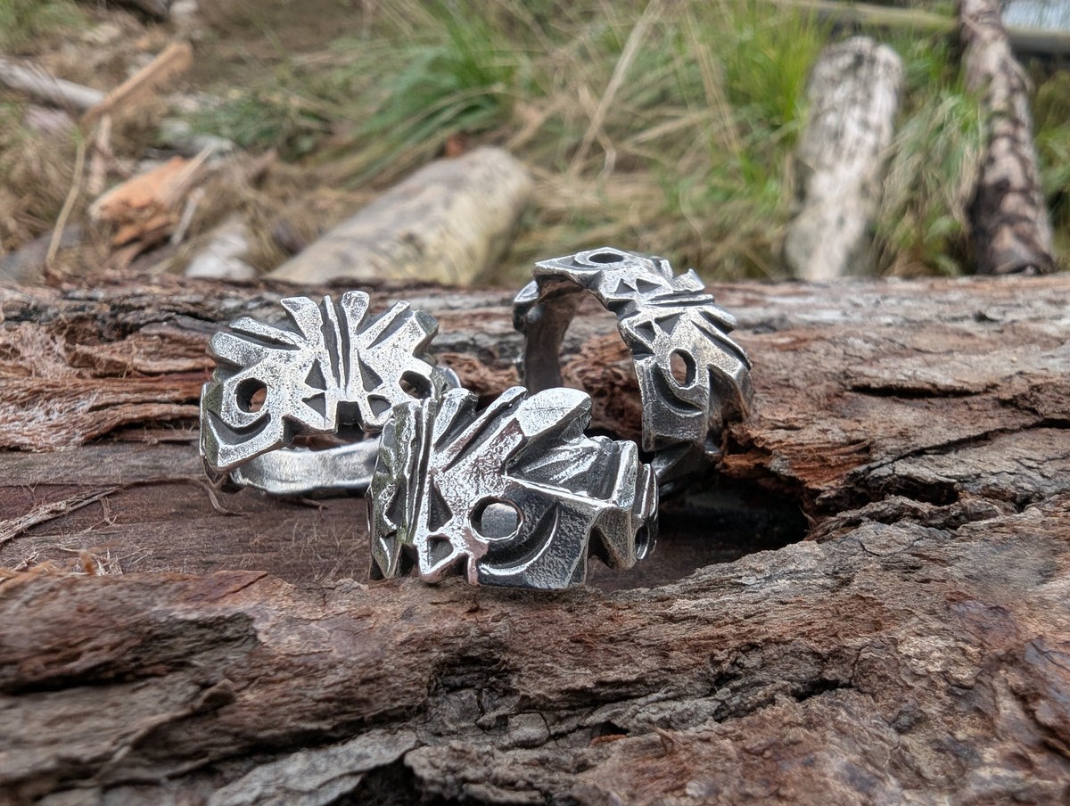 Dorado free flow ring in oxidized sterling silver.
