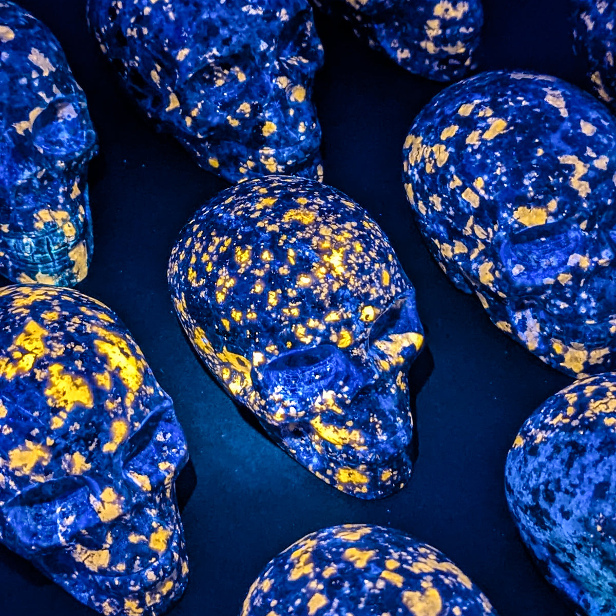 Yooperlite skull from Russia – skulls glowing under UV light