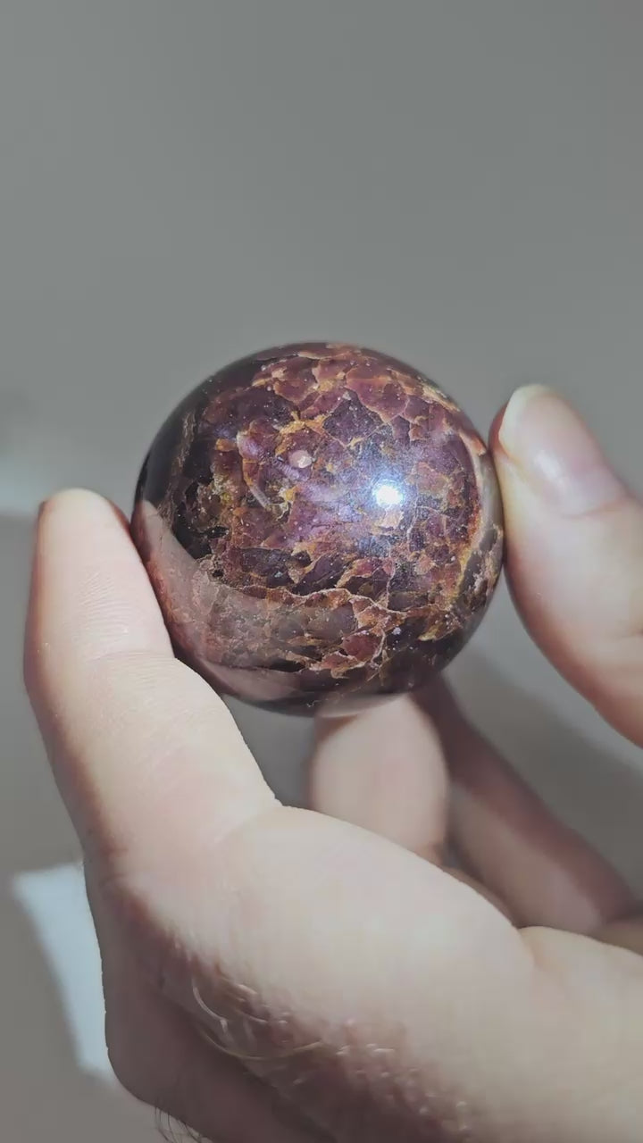 Star Garnet - Sphere - Light Phenomenon - India - Video