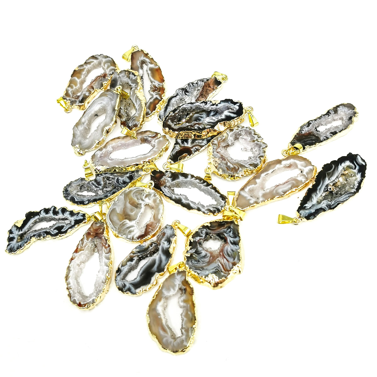 Oco Geode Electroplated pendant, electroplated with gold, with Oco Geode Slice (Agate).