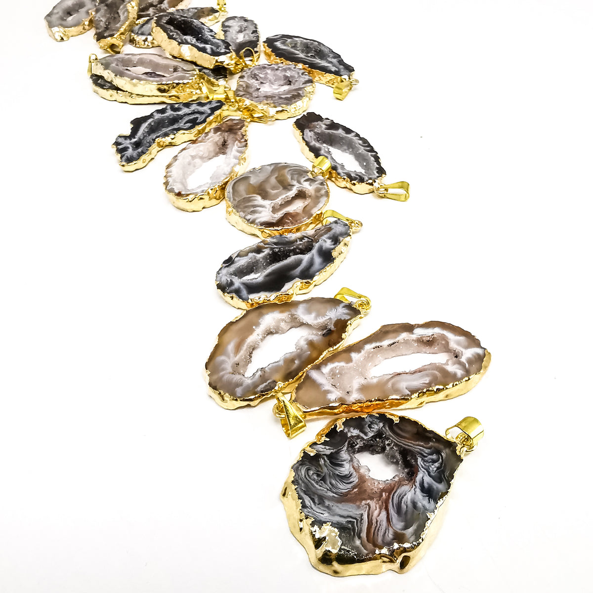 Oco Geode Electroplated pendant, electroplated with gold, with Oco Geode Slice (Agate).