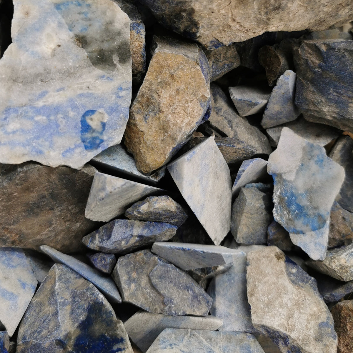 Lapis lazuli rough from Afghanistan – close-up of a bulk bin of rough