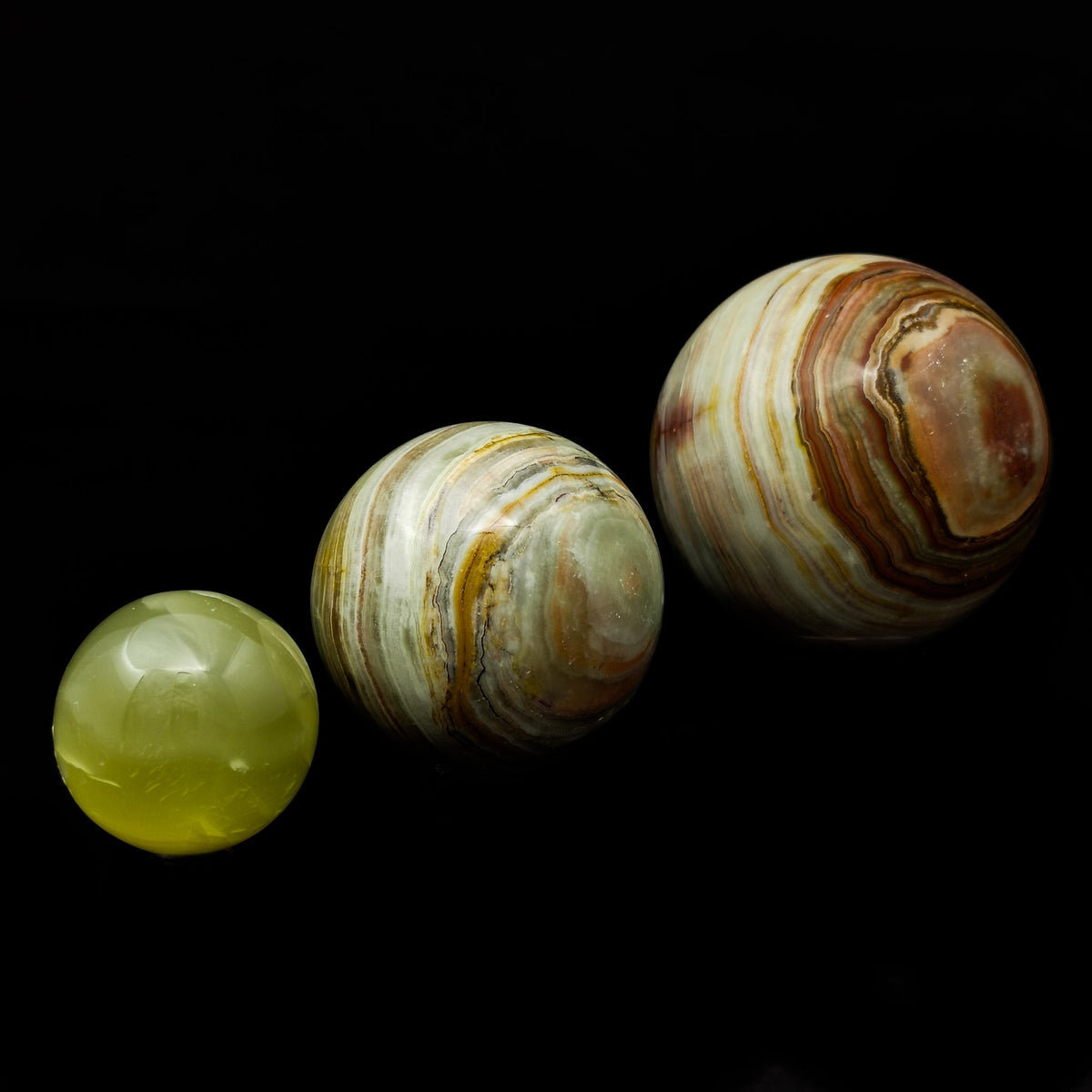 Onyx sphere, Pakistan: three spheres in a row