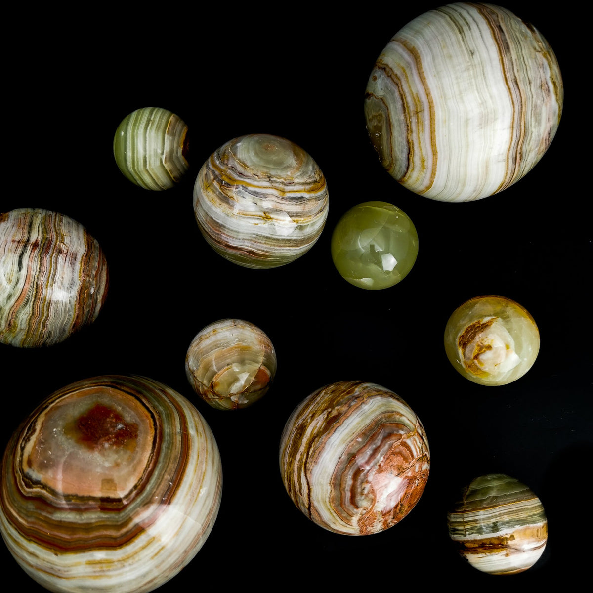 Onyx sphere, Pakistan: group of banded spheres