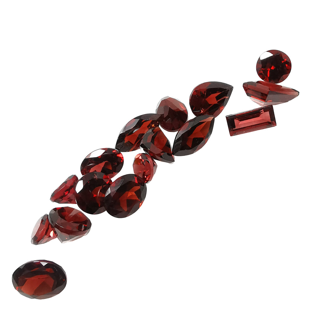 Rhodolite Garnet facet, a garnet group mineral.
