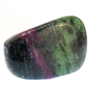 黝帘石中的红宝石 - 翻滚