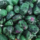 黝帘石中的红宝石 - 翻滚