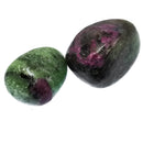 黝帘石中的红宝石 - 翻滚