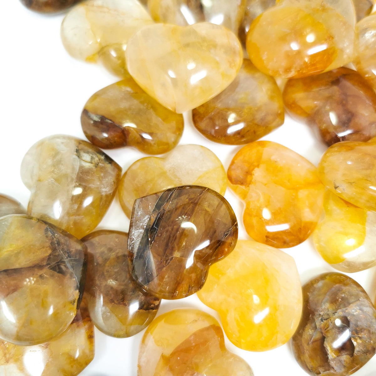 Golden healer quartz mini heart – close-up of hearts